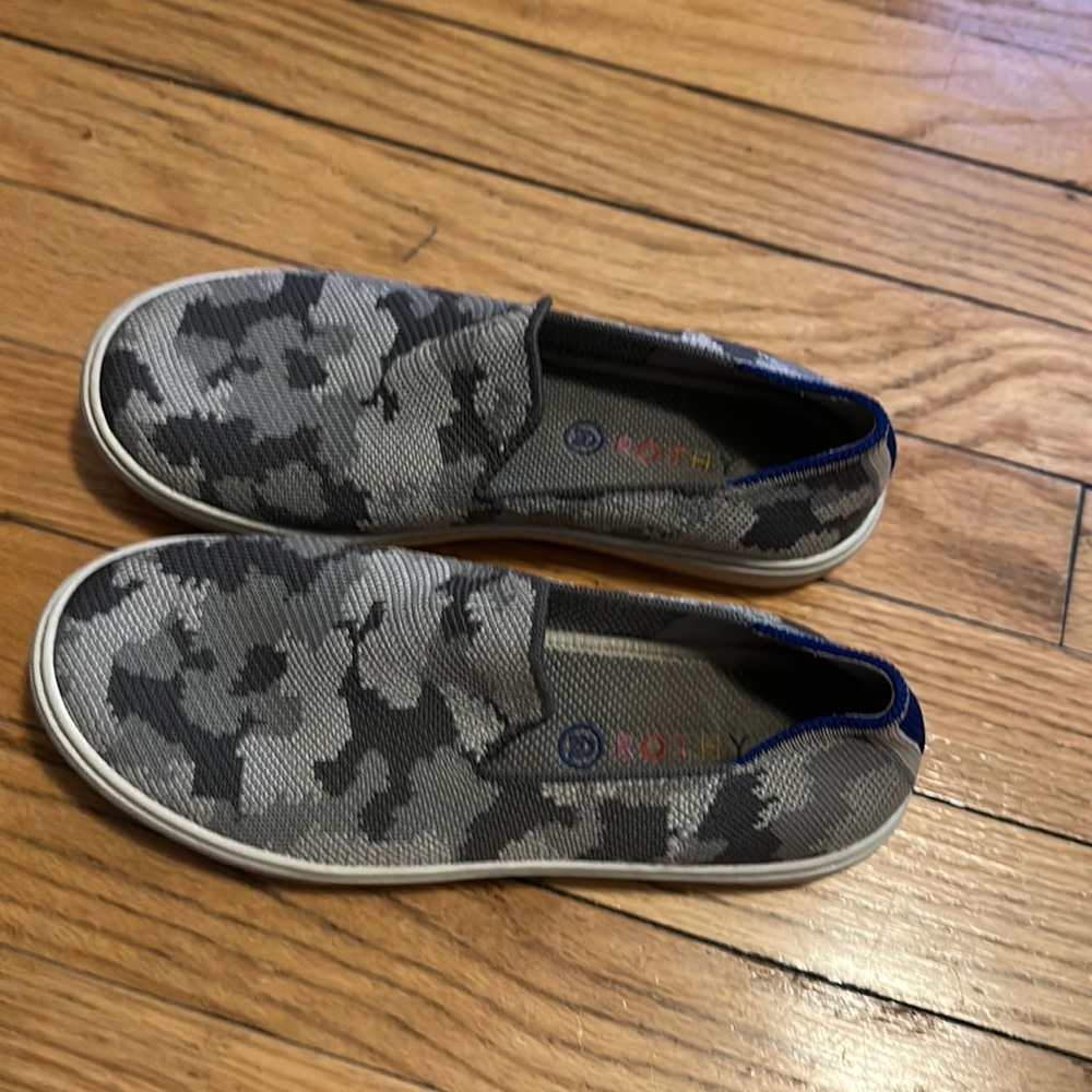 Grey camo Rothy’s kids sz 4 womens sz 6